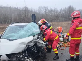 O şoferiţă, de 43 de ani, a murit pe loc, iar conducătorul celuilalt autoturism implicat în accident a fost transportat la spital