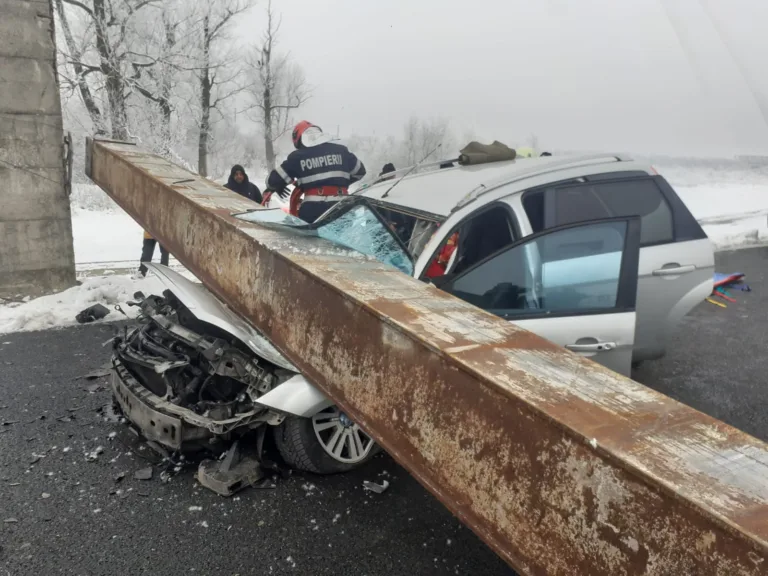 Un limitator de înălțime a căzut peste o mașină