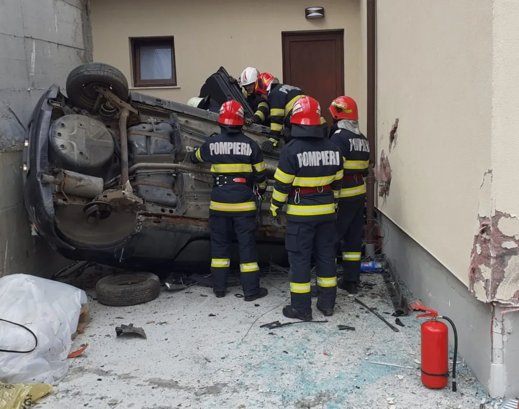 Bărbat mort după ce s-a răsturnat cu maşina în curtea unei case din Băile Olăneşti