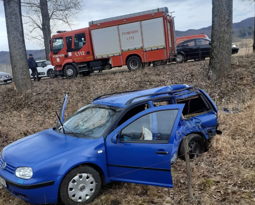 Doi răniți după ce o mașină s-a ăsturnat în drum spre Mânăstirea Neamț