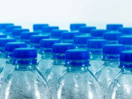 Apa îmbuteliată conţine sute de mii de particule de plastic pe litru
