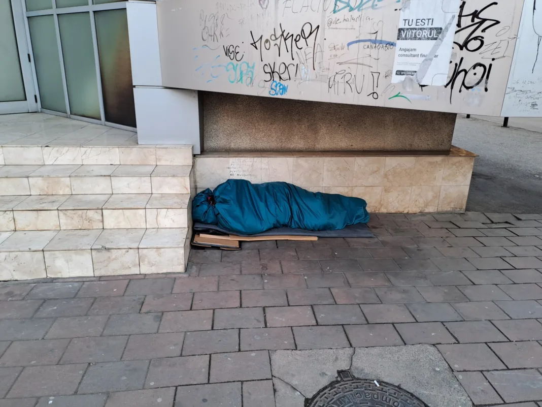 Oamenii străzii nu vor un adăpost încălzit pe timp de noapte