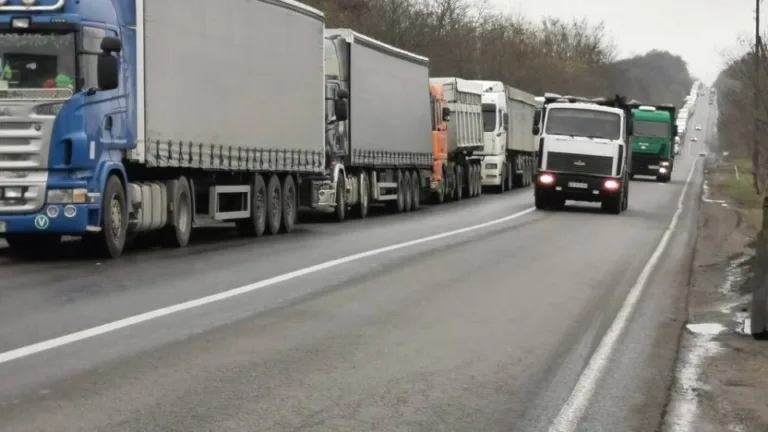 Camioanele așteaptă până la cinci ore la punctele de trecere a frontierei cu Ungaria