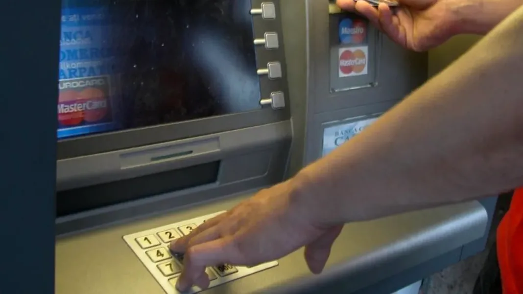 Operațiune de amploare în SUA: 48 de români, arestați pentru clonarea cardurilor sociale