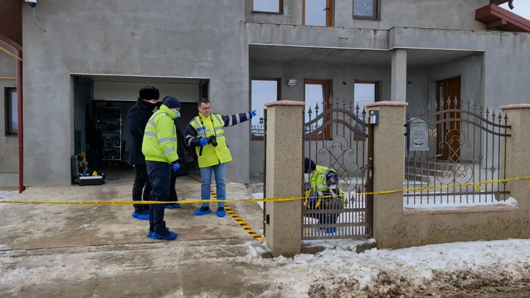 Un bărbat și-a înjunghiat mortal soția, apoi a intrat cu mașina într-un copac