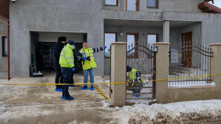 Un bărbat și-a înjunghiat mortal soția, apoi a intrat cu mașina într-un copac