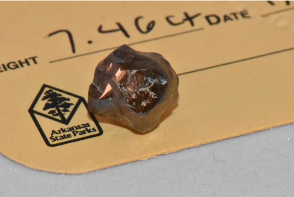 Diamantul de 7,46 carate descoperit de Julien Navas, din Paris, Franța, în timpul vizitei sale în Parcul de Stat Crater of Diamonds din Arkansas