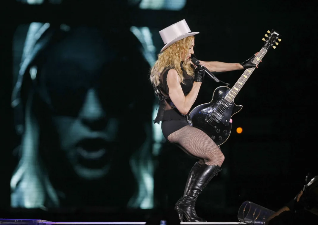 Madonna, dată în judecată de doi fani pentru întârzierea orei de începere a unui concert