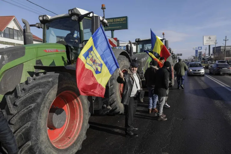 A patra zi de proteste la „porţile” Capitalei. Transportatorii şi fermierii refuză să plece. Intrările în mai multe oraşe, blocate