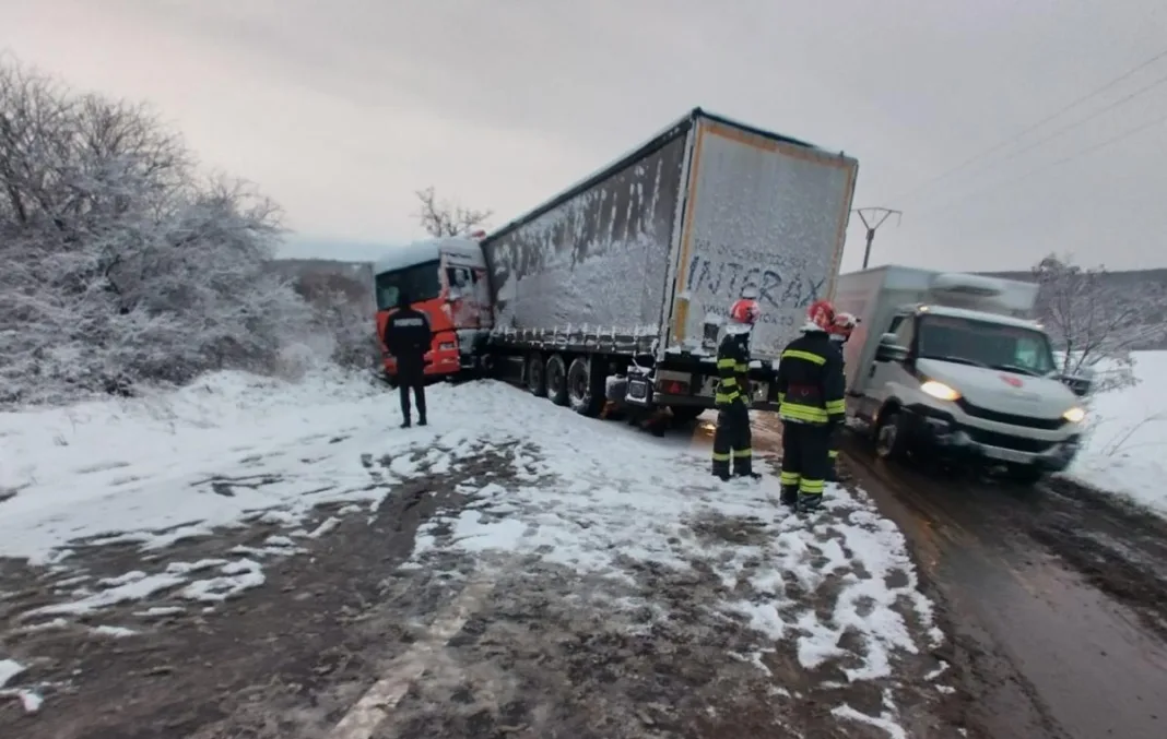 Camion încărcat cu biscuiţi, răsturnat pe DN11