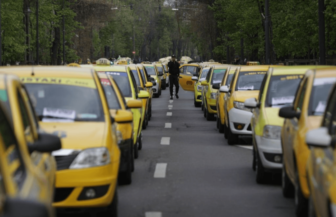 Discuţii la Guvern cu reprezentanţii taximetriştilor şi transportului alternativ