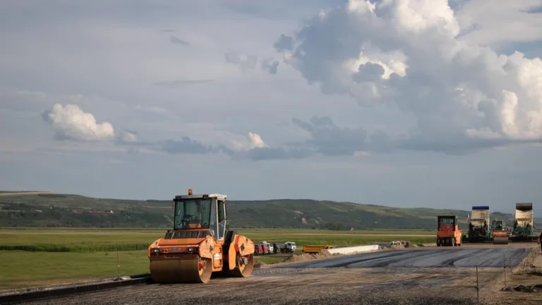 Au fost reluate lucrările pe tronsonul 1 al drumului expres Craiova – Piteşti