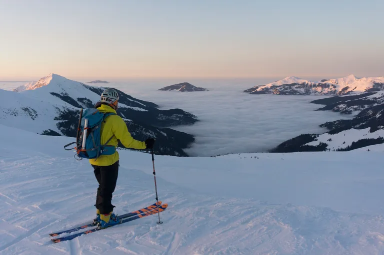 Risc mare de avalanșă în mai multe lanțuri muntoase