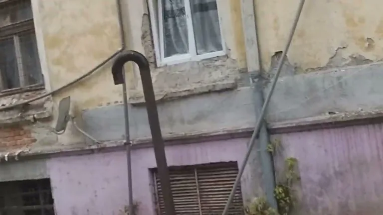 Un bloc din Valea Roşie, teroarea cartierului