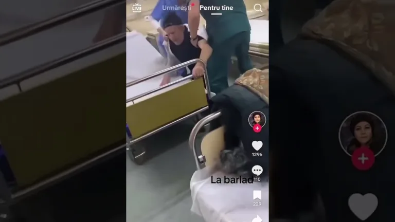 (VIDEO) Un brancardier şi o infirmieră au fost filmaţi în timp ce bruschează un bătrân