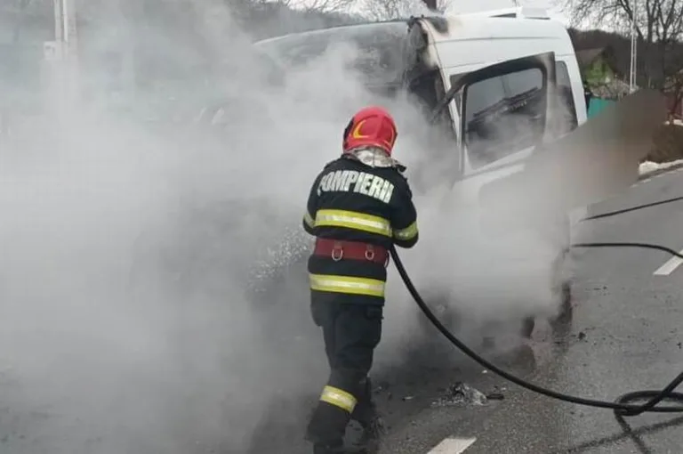 Un microbuz de călători a luat foc în mers