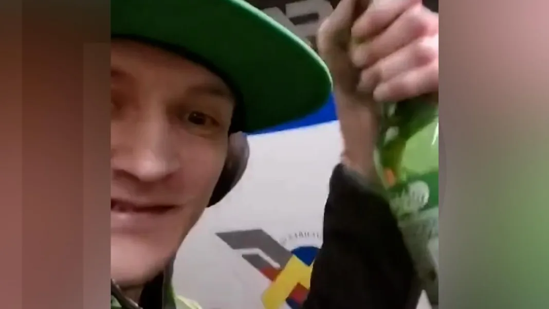 Un bărbat s-a filmat mergând mai multe stații cocoţat pe tamponul metroului, cu o sticlă de alcool în mână
