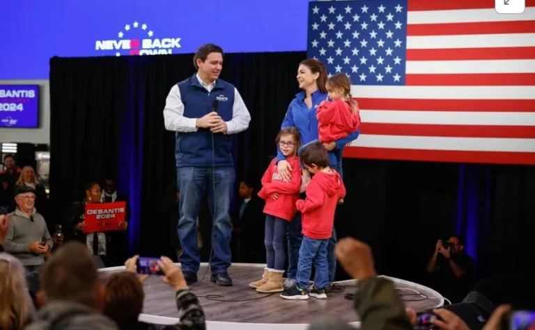 Casey DeSantis își prezintă soțul și candidatul republican la președinție și guvernatorul Floridei, Ron DeSantis, în timp ce acesta face o vizită de campanie înaintea primarelor prezidențiale din Carolina de Sud din Myrtle Beach, Carolina de Sud, SUA, 20 ianuarie 2024