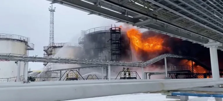 Compania rusă de energie Novatek a declarat duminică că a fost forțată să suspende unele operațiuni la un terminal uriaș de export de combustibil din Marea Baltică