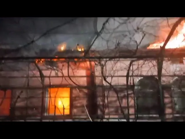 (VIDEO) Incendiu la o locuință din Pârșcoveni. Proprietara locuinței, salvată de doi polițiști