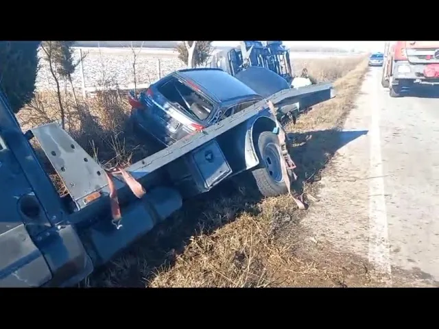 (VIDEO) Mehedinți: O autoplatformă s-a răsturnat pe raza localității Roșiori