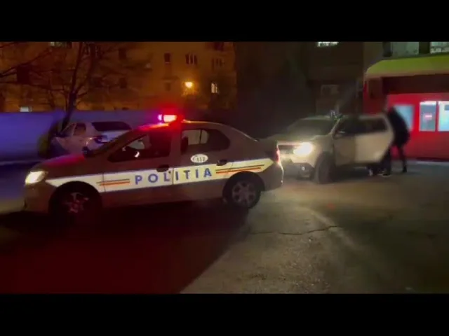 (VIDEO) Craiova: Un tânăr care a tâlhărit o femeie în scara unui bloc, arestat preventiv