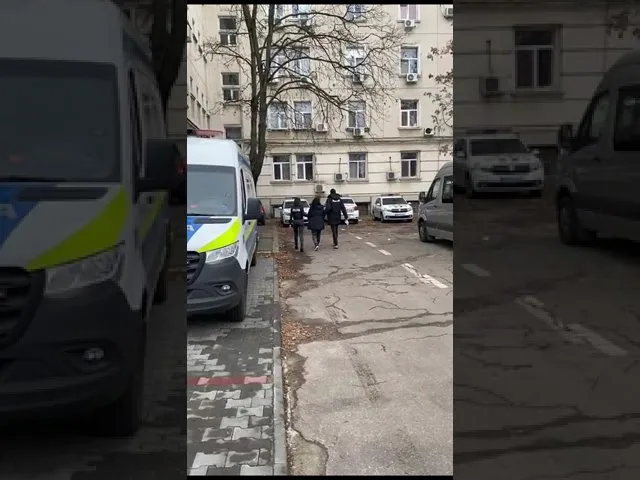(VIDEO) Femeie din Craiova, reținută de polițiști. Este bănuită că a furat 23.000 de euro și mai multe bijuterii