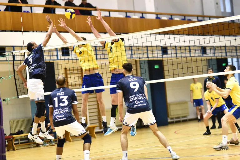 Volei (m) / SCMU Craiova a „scârțâit“ cu Timișoara, dar a luat punctele