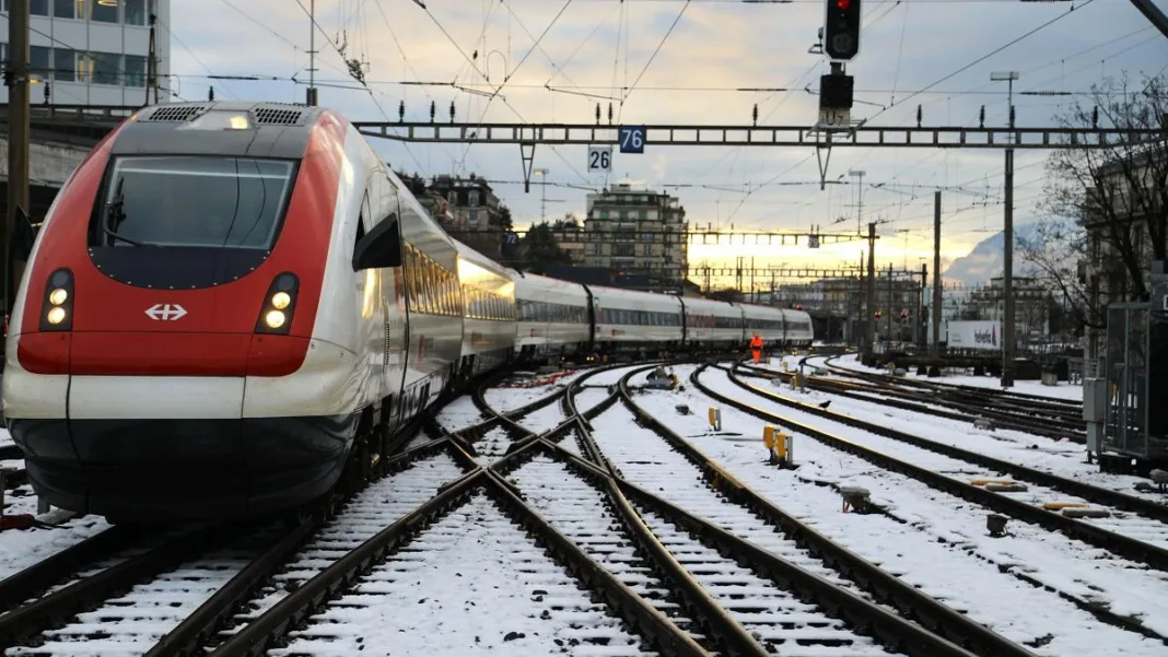 O femeie în scaun cu rotile a scăpat cu viață după ce a trecut peste ea un tren