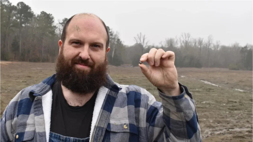 Julien Navas își arată descoperirea din Parcul de stat Crater of Diamonds din Arkansas