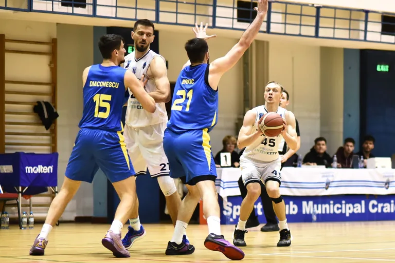 Baschet / Yiannaras a venit cu victoria! SCMU Craiova a triumfat cu Petrolul