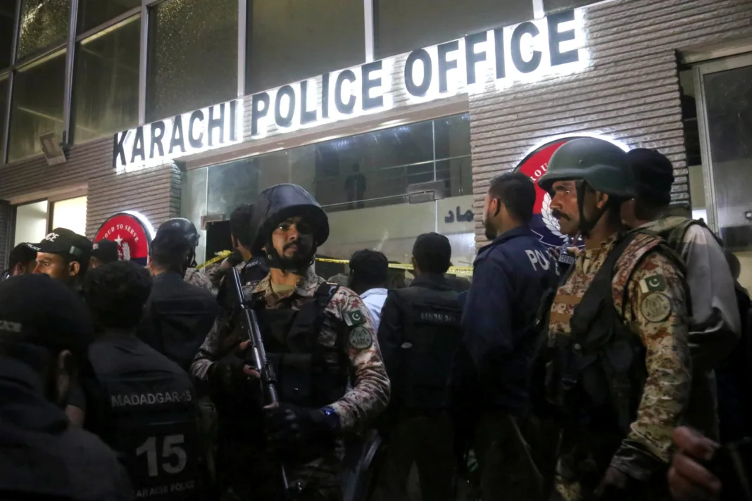 Zece morţi și șase răniți, după un atac într-o secție de poliție din Pakistan