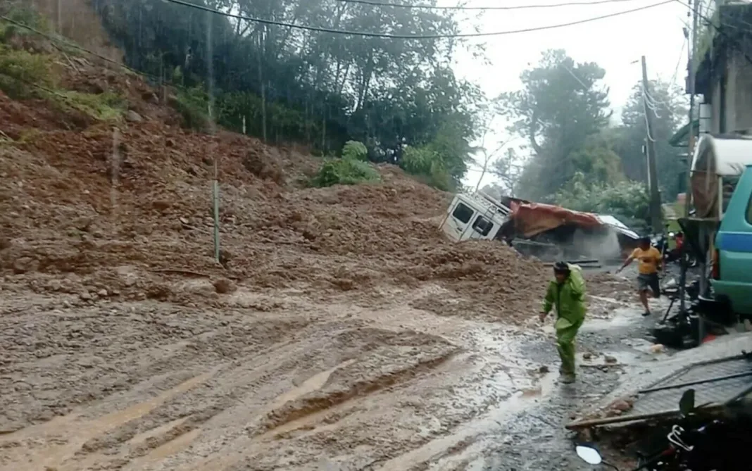 O alunecare de teren în Filipine a îngropat două autobuze. 11 persoane, rănite