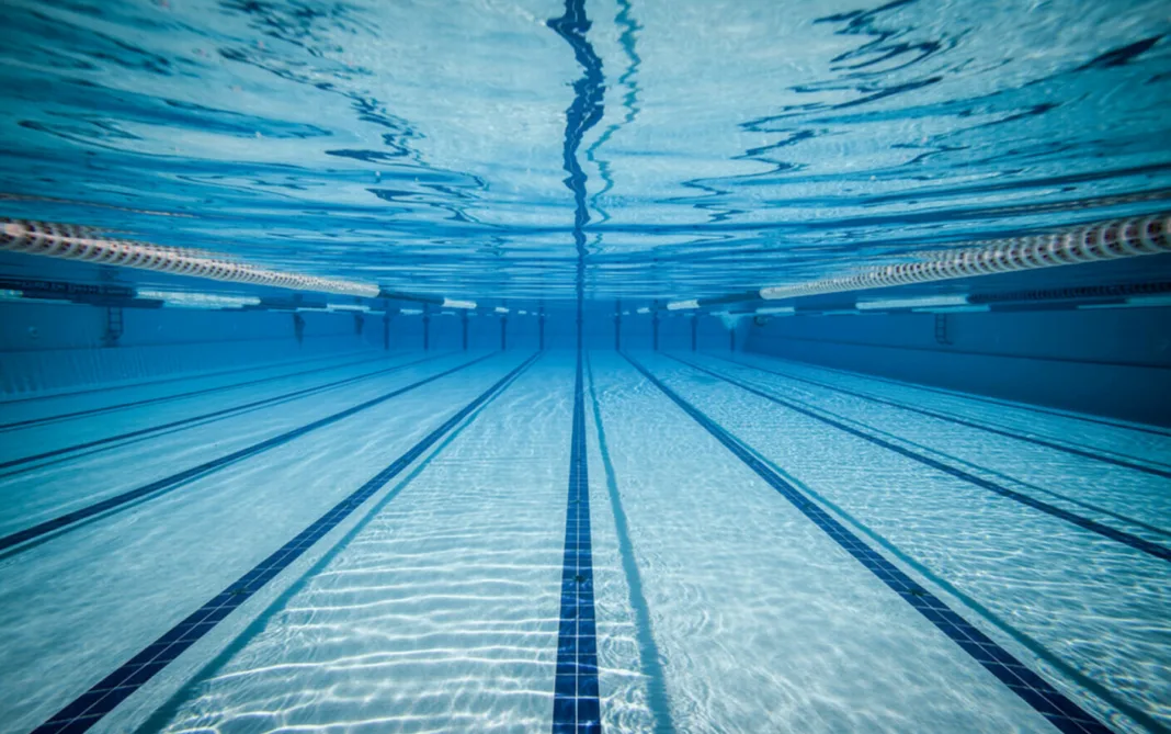 Instructor de înot, reţinut pentru că ar fi violat o fată de şapte ani