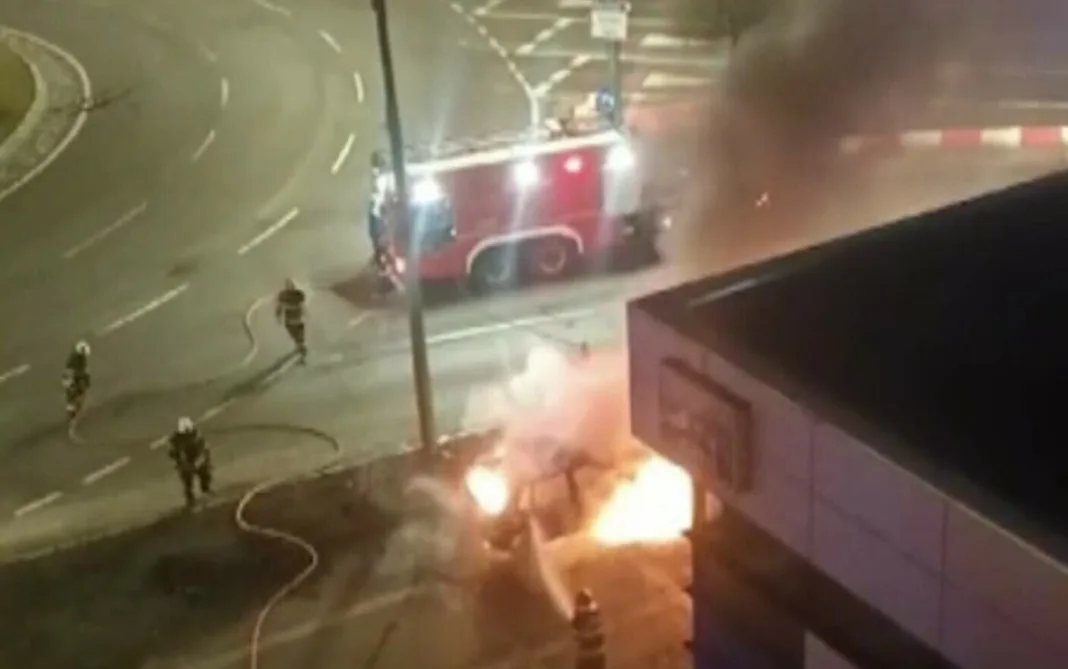 Pompierii au stins incendiul, dar autoturismul și excavatorul au fost distruse de flăcări