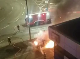 Pompierii au stins incendiul, dar autoturismul și excavatorul au fost distruse de flăcări