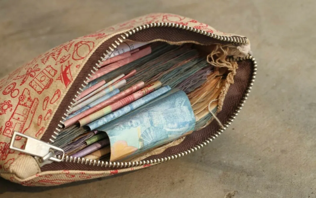Un poliţist aflat la cumpărături a găsit o geantă în care se aflau circa 15.000 de euro