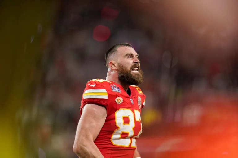 Căpitaul lui Kansas City Chiefs, Travis Kelce (87) sărbătorește un touchdown împotriva San Francisco 49ers