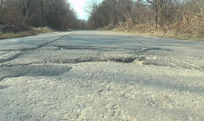 Drumul are carosabilul afectat