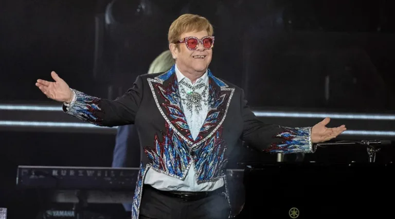 Elton John a scos la licitație 900 de articole din fosta casă din Atlanta