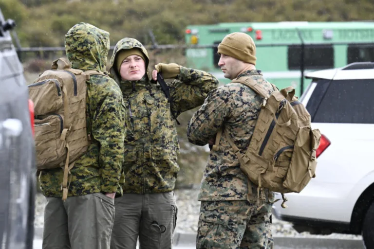 Pușcașii marini așteaptă să părăsească un centru de comandă, miercuri, 7 februarie 2024, în Kitchen Creek, California. Un elicopter al Marinei care fusese dispărut cu cinci trupe la bord, în timp ce o furtună istorică continua să ude California, a fost găsit miercuri dimineață într-o zonă muntoasă. în afara San Diego. (AP Foto/Denis Poroy)