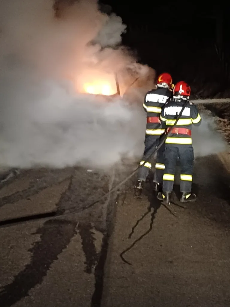 Vâlcea: Un autoturism a ars complet în Stoenești
