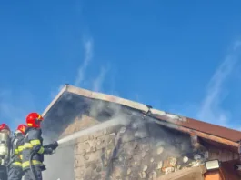 Pompierii au acționat pentru localizarea si lichidarea incendiului izbucnit anexa gospodarescă, care era lipită de casa de locuit