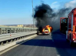 Incendiu la un autoturism pe DEx12, la intrarea în Balș