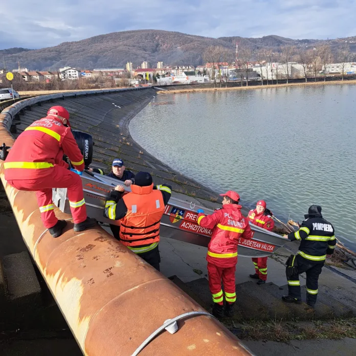 Forțele ISU ajunse la fața locului au extras o persoană de sex feminin din apă, pe care au transportat-o la mal, cu ajutorul ambarcațiunii