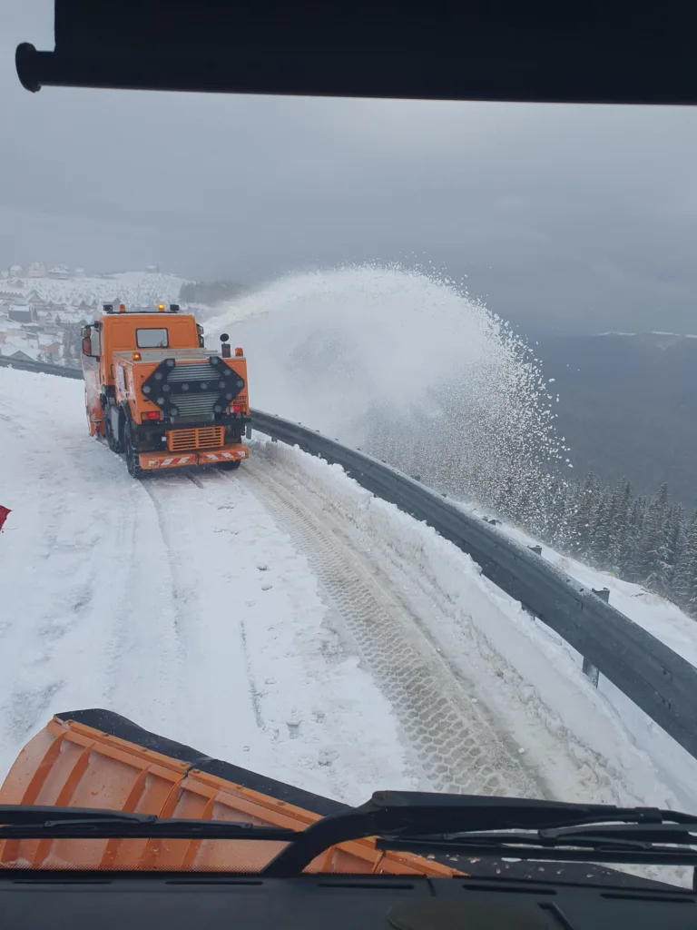 Trei utilaje de deszăpezire intervin în stațiunea montană Rânca