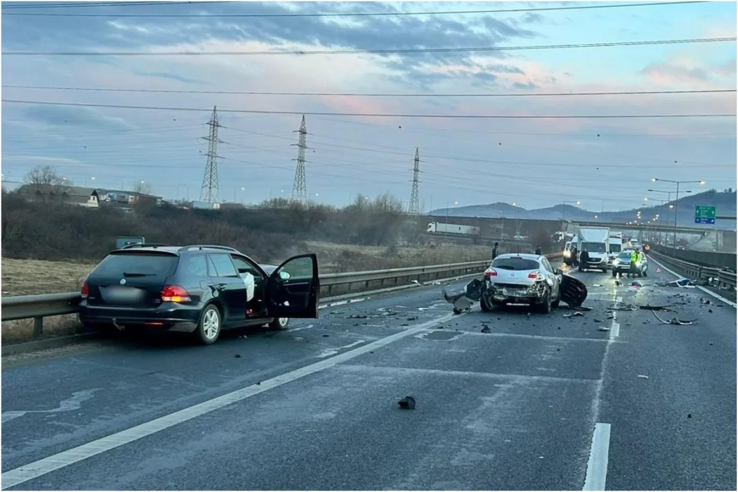 Şofer acroşat de o maşină după ce se dăduse jos din autoturismul cu care intrase într-un parapet pe A1