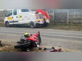 Un tânăr a murit după ce s-a izbit cu motocicleta de un utilaj