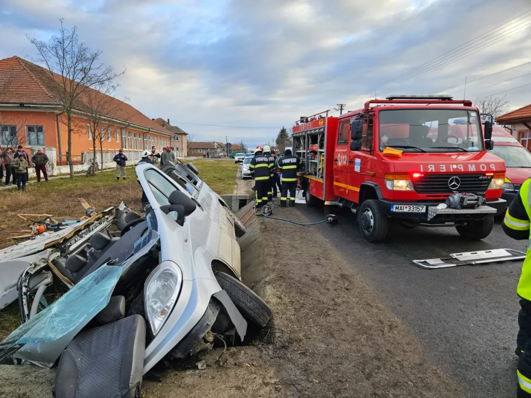 acc piscari Cinci răniţi după ce un microbuz a intrat într-un cap de pod. Trei oameni au rămas încarceraţi
