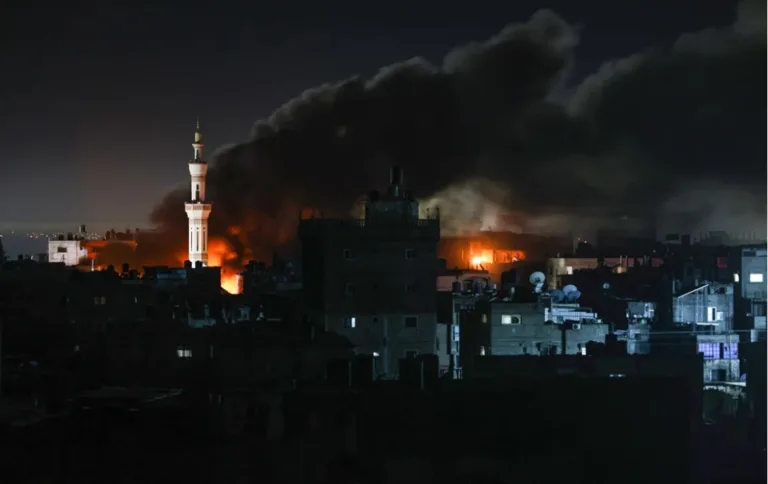 Fumul din timpul bombardamentului israelian asupra lui Rafah, în sudul Fâșiei Gaza, pe 12 februarie 2024